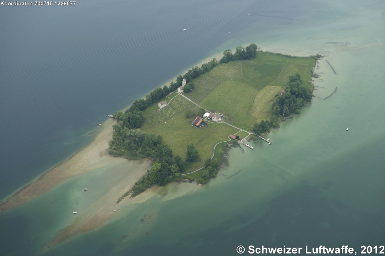 Insel Ufenau. In Gallorömischer Zeit als Kultstätte benutzt, im Frühmittelalter zum Kloster Säckingen gehörend. Heute im Besitz des Klosters Einsiedeln. Die Insel ist ein Ausflugsort für Naturliebhaber. Die 'Art Ufenau' ist eine Kunstplattform sehr unterschiedlicher Prägung.